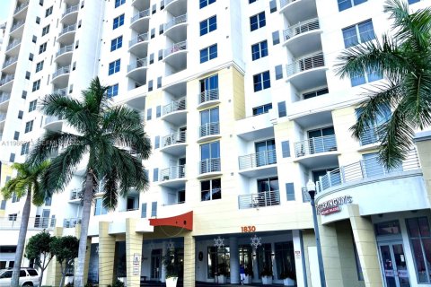 Condo in Hollywood, Florida, 2 bedrooms  № 2081285 - photo 2
