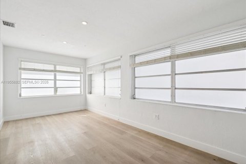 Casa en venta en Miami, Florida, 3 dormitorios, 124.86 m2 № 2032867 - foto 11