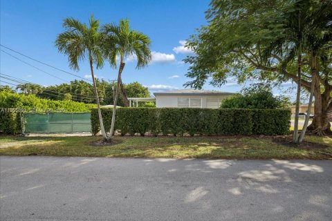 Casa en venta en Miami, Florida, 3 dormitorios, 124.86 m2 № 2032867 - foto 2