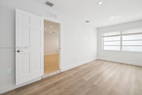 Casa en venta en Miami, Florida, 3 dormitorios, 124.86 m2 № 2032867 - foto 10