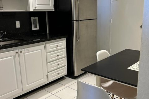 Condo in Hollywood, Florida, 1 bedroom  № 1954282 - photo 5