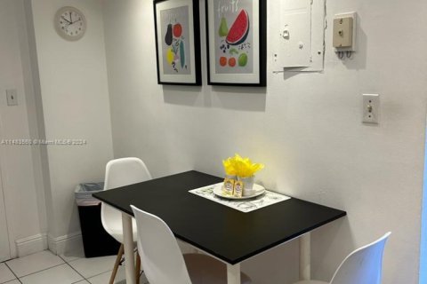 Condo in Hollywood, Florida, 1 bedroom  № 1954282 - photo 4