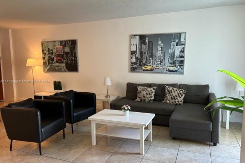 Condo in Hollywood, Florida, 1 bedroom  № 1954282 - photo 1