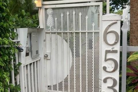 Studio à Condo à Miami Beach, Floride  № 1997076