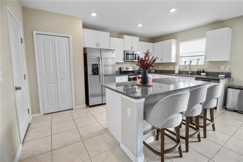 House in Riverview, Florida 4 bedrooms, 244.8 sq.m. № 1915848 - photo 8