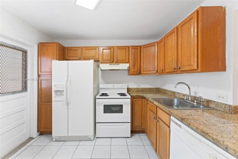 Condo in Miami, Florida, 1 bedroom  № 1985197 - photo 2