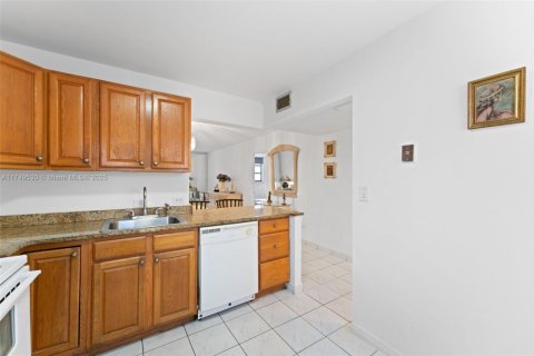 Condo in Miami, Florida, 1 bedroom  № 1985197 - photo 3
