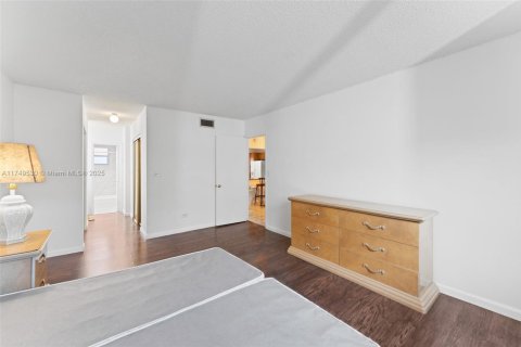 Condo in Miami, Florida, 1 bedroom  № 1985197 - photo 15