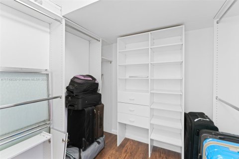 Condo in Miami, Florida, 1 bedroom  № 1985197 - photo 17