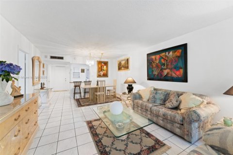 Condo in Miami, Florida, 1 bedroom  № 1985197 - photo 8