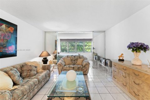 Condo in Miami, Florida, 1 bedroom  № 1985197 - photo 6