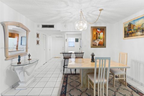 Condo in Miami, Florida, 1 bedroom  № 1985197 - photo 5