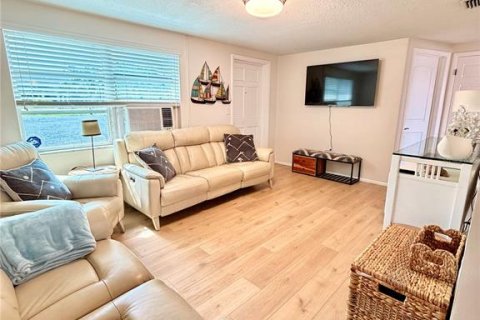 House in Tarpon Springs, Florida 3 bedrooms, 76.55 sq.m. № 2287164 - photo 25