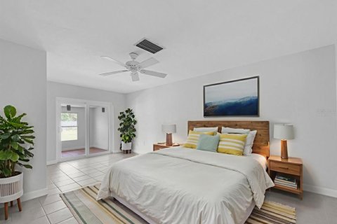 House in Saint Petersburg, Florida 2 bedrooms, 130.06 sq.m. № 2219645 - photo 5