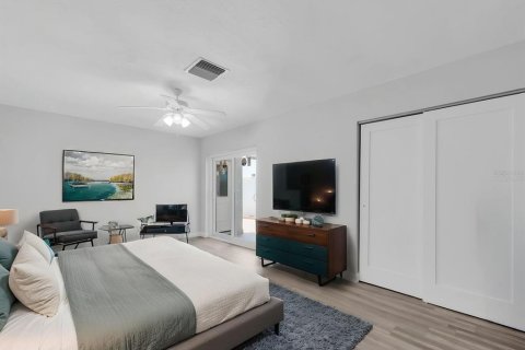 House in Saint Petersburg, Florida 2 bedrooms, 130.06 sq.m. № 2219645 - photo 6