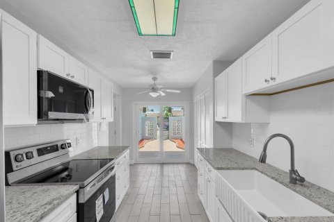 House in Saint Petersburg, Florida 2 bedrooms, 130.06 sq.m. № 2219645 - photo 11