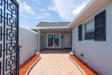 House in Saint Petersburg, Florida 2 bedrooms, 130.06 sq.m. № 2219645 - photo 3