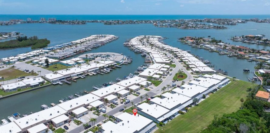 House in Saint Petersburg, Florida 2 bedrooms, 130.06 sq.m. № 2219645