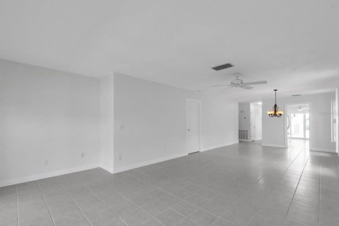 House in Saint Petersburg, Florida 2 bedrooms, 130.06 sq.m. № 2219645 - photo 28