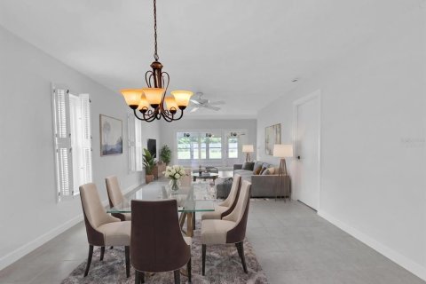 House in Saint Petersburg, Florida 2 bedrooms, 130.06 sq.m. № 2219645 - photo 9