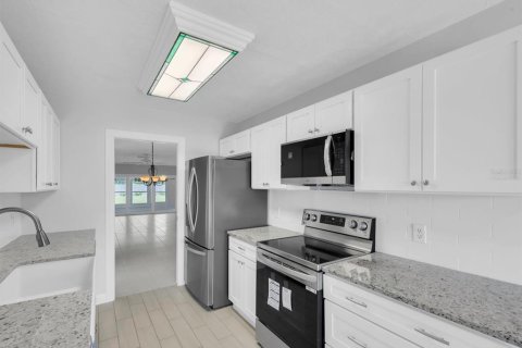 House in Saint Petersburg, Florida 2 bedrooms, 130.06 sq.m. № 2219645 - photo 10