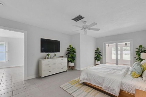 House in Saint Petersburg, Florida 2 bedrooms, 130.06 sq.m. № 2219645 - photo 4