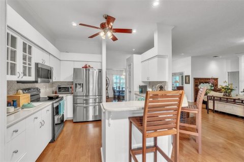 House in Winter Haven, Florida 4 bedrooms, 217.02 sq.m. № 1835144 - photo 10