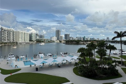 Condominio en alquiler en Miami Beach, Florida, 62.99 m2 № 1992506 - foto 24