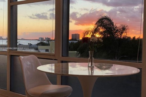 Снять в аренду кондоминиум в Майами-Бич, Флорида 62.99м2, № 1992506 - фото 1