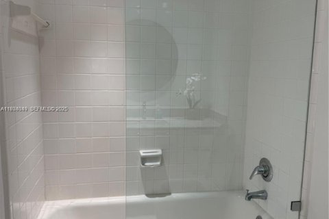 Снять в аренду кондоминиум в Майами-Бич, Флорида 62.99м2, № 1992506 - фото 13