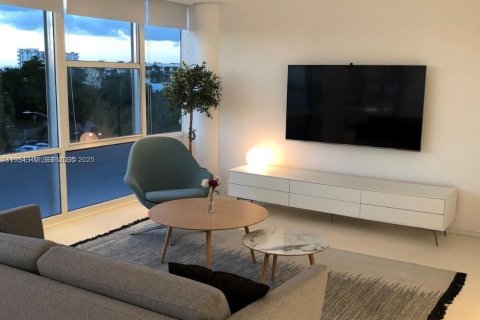 Снять в аренду кондоминиум в Майами-Бич, Флорида 62.99м2, № 1992506 - фото 3