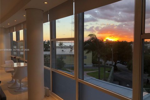 Снять в аренду кондоминиум в Майами-Бич, Флорида 62.99м2, № 1992506 - фото 2