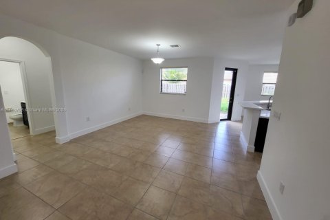 Villa ou maison à louer à Homestead, Floride: 5 chambres, 310.29 m2 № 1959277 - photo 5