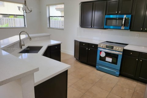 Villa ou maison à louer à Homestead, Floride: 5 chambres, 310.29 m2 № 1959277 - photo 6