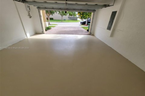 Villa ou maison à louer à Homestead, Floride: 5 chambres, 310.29 m2 № 1959277 - photo 10