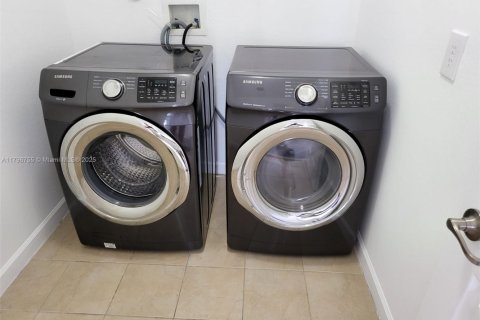 Villa ou maison à louer à Homestead, Floride: 5 chambres, 310.29 m2 № 1959277 - photo 22