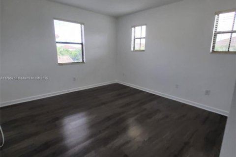 Villa ou maison à louer à Homestead, Floride: 5 chambres, 310.29 m2 № 1959277 - photo 12