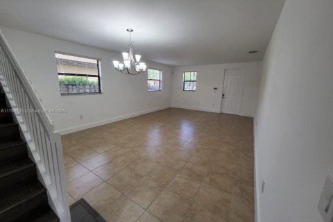 Villa ou maison à louer à Homestead, Floride: 5 chambres, 310.29 m2 № 1959277 - photo 4