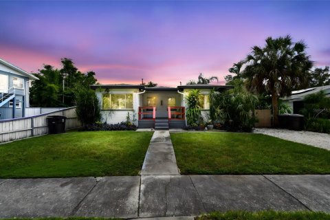 Immobilier commercial à vendre à Gulfport, Floride: 2 chambres, 129.51 m2 № 1912633 - photo 1