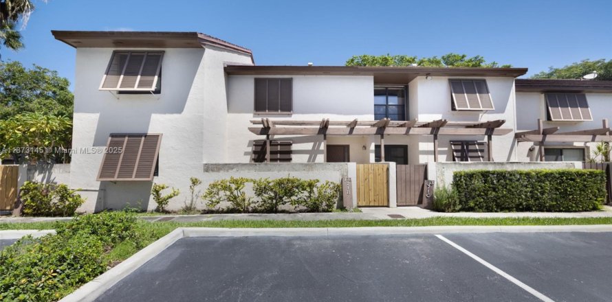 Adosado en Miami, Florida 3 dormitorios, 147.9 m2 № 1897981