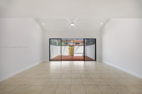 Adosado en alquiler en Miami, Florida, 3 dormitorios, 147.9 m2 № 1897981 - foto 3