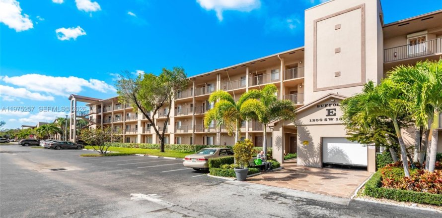 Кондоминиум с 2 спальнями в Пемброк-Пайнс, Флорида № 2036343