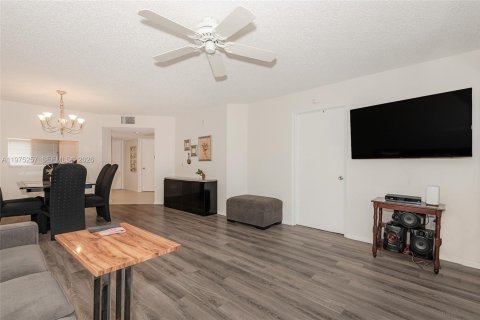 Купить кондоминиум в Пемброк-Пайнс, Флорида 2 спальни, 112.13м2, № 2036343 - фото 10