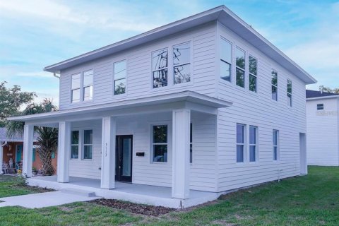 House in Saint Petersburg, Florida 5 bedrooms, 306.3 sq.m. № 2313110