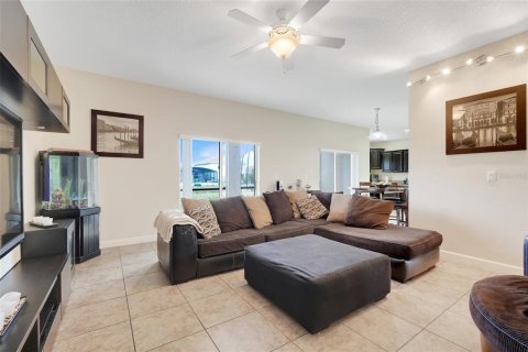 House in Davenport, Florida 4 bedrooms, 239.69 sq.m. № 2098831 - photo 17