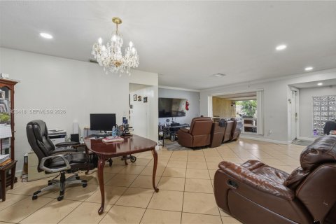 House in Miramar, Florida 3 bedrooms, 157.66 sq.m. № 2153256 - photo 10