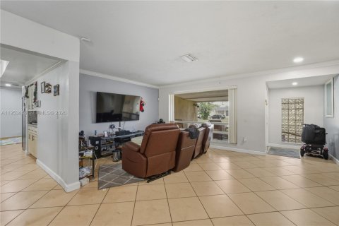 House in Miramar, Florida 3 bedrooms, 157.66 sq.m. № 2153256 - photo 11