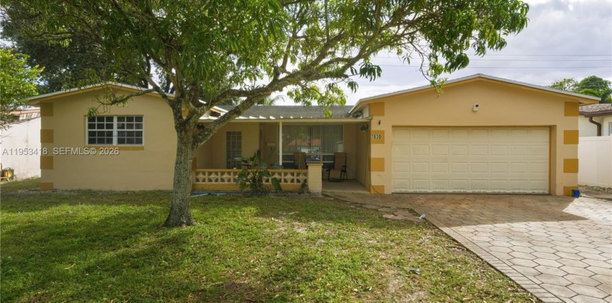 House in Miramar, Florida 3 bedrooms, 157.66 sq.m. № 2153256