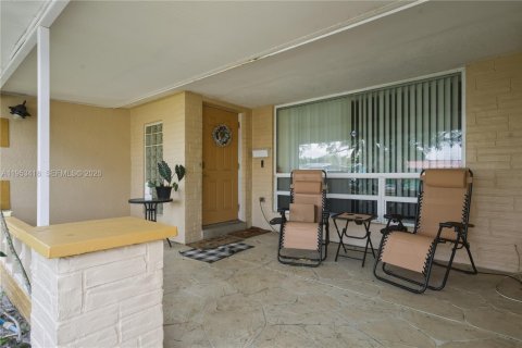 House in Miramar, Florida 3 bedrooms, 157.66 sq.m. № 2153256 - photo 4