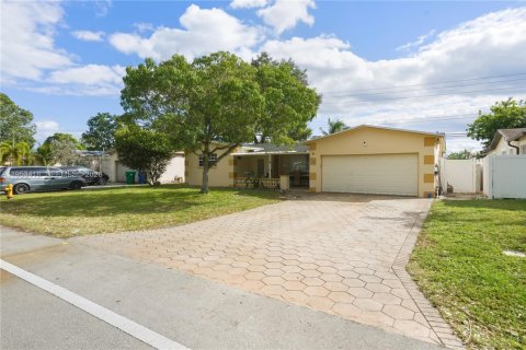 House in Miramar, Florida 3 bedrooms, 157.66 sq.m. № 2153256 - photo 2